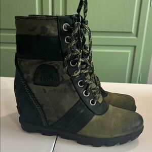 Sorel‎ - 8, Green and Black Lace Up Boots, Lexie Wedge
